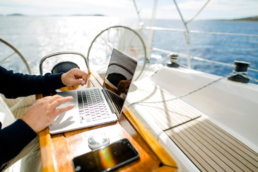 Digitaler Nomade auf einem Segelboot